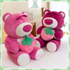 Gấu Bông Lotso Dâu Ôm Quả Dâu Mặt Tròn - Gấu Dâu Lông mịn 6 Gấu Bông Losto Dâu Ôm Quả Dâu Mặt Tròn - Gấu Dâu Lông mịn