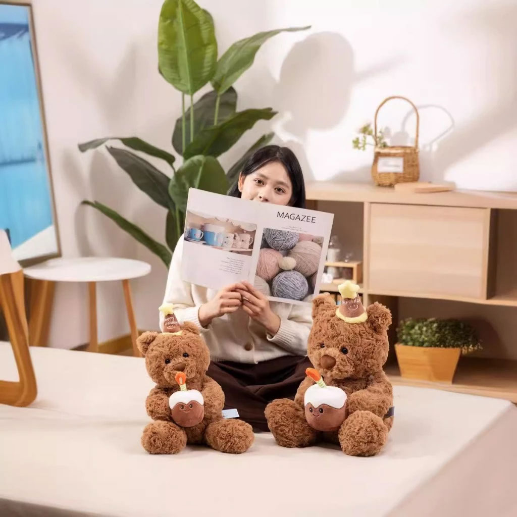 gau-teddy-om-banh-sinh-nhat Gấu Bông Teddy Ôm Bánh Sinh Nhật, Gabo – Sự Lựa Chọn Hoàn Hảo Cho Sự Kiện Doanh Nghiệp