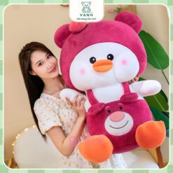 Gấu Bông Vịt Dâu Mặc Yếm Gấu Dâu - Vịt Cosplay Lotso