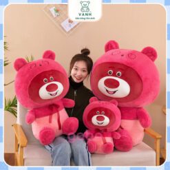 Gấu Bông Gấu Dâu Mũ Đeo Nơ, Hàng Quảng Châu Lông Mịn 1 Gấu Bông Gấu Dâu Mũ Đeo Nơ, Hàng Quảng Châu Lông Mịn